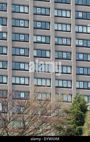 Vue générale, le 26 avril 2014 : Yuzuru Hanyu de médaillé d'or aux Jeux olympiques de Sotchi à vague de spectateurs lors d'un défilé à Sendai, Miyagi, Japon. © AFLO SPORT/Alamy Live News Banque D'Images