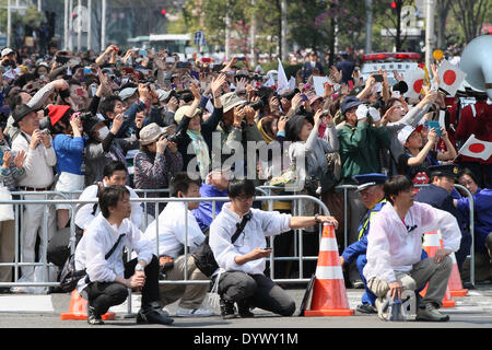Vue générale, le 26 avril 2014 : vague de spectateurs à Yuzuru Hanyu de médaillé d'or aux Jeux olympiques de Sotchi au cours d'une parade à Sendai, Miyagi, Japon. © AFLO SPORT/Alamy Live News Banque D'Images
