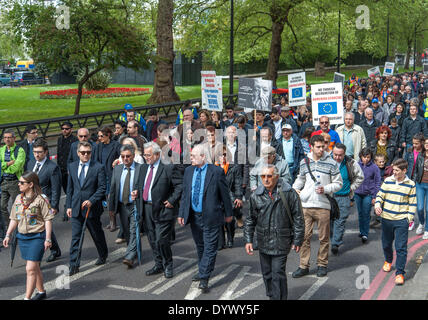 Londres, Royaume-Uni. Apr 26, 2014. Des manifestants marchant arméniens de Marble Arch au 10 Downing Street pour exiger que le gouvernement britannique demande que la Turquie reconnaisse le génocide arménien avant d'être autorisés à entrer dans l'Union européenne. Credit : Pete Maclaine/Alamy Live News Banque D'Images