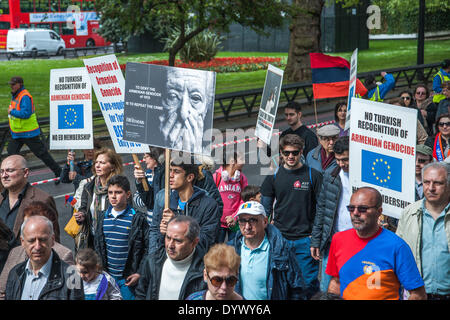 Londres, Royaume-Uni. Apr 26, 2014. Des manifestants marchant arméniens de Marble Arch au 10 Downing Street pour exiger que le gouvernement britannique demande que la Turquie reconnaisse le génocide arménien avant d'être autorisés à entrer dans l'Union européenne. Credit : Pete Maclaine/Alamy Live News Banque D'Images