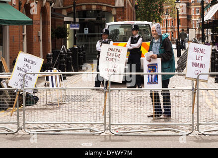 Londres, Royaume-Uni. Apr 26, 2014. Les partisans d'organiser une veillée de Mordechai Vanunu, pour marquer le 10e anniversaire de la libération prochaine de Vanunu collecte l'ambassade d'Israël, Londres, Royaume-Uni le Samedi, 26 avril 2014. Mordechai Vanunu, également connu sous le nom de John Crossman, est un ancien technicien nucléaire israélien qui a révélé les détails du programme d'armes nucléaires de l'israélien à la presse britannique en 1986. Après avoir purgé 18 ans de sa peine, le 21 avril 2004 il a été libéré de la prison d'Ashkelon en Israël mais il est encore en cours d'a refusé un passeport et le droit de voyager. Credit : Cecilia Colussi/Alamy Live News Banque D'Images