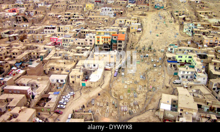 Vue aérienne de maisons traditionnelles et un cimetière 9 mars 2014 à Kaboul, Afghanistan. Banque D'Images