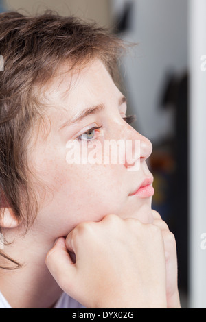 Triste malheureux garçon, face close up a souligné enfant Banque D'Images