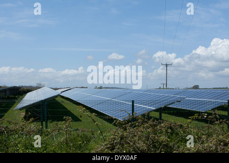 Une nouvelle grande ferme solaire à Cornwall Banque D'Images
