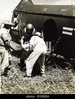 Cette photo historique montre les membres d'équipage d'un hélicoptère de HTU-1, opérant à partir de l'USS Saipan, livrant des fournitures d'urgence aux Mexicains frappés par les inondations près de Tampico. Des approvisionnements comprenant du maïs, des haricots et du riz ont été acheminés par avion des États-Unis par des avions Marine R4Q. Banque D'Images
