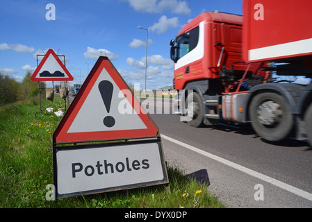 Camion passant-poule avertissement sur road Royaume-Uni Banque D'Images