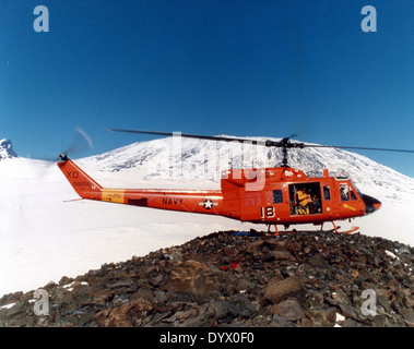 Le Bell UH-1N Iroquois, communément connu sous le nom de « Huey », est un hélicoptère bimoteur polyvalent utilisé par l'armée américaine. L'avion spécifique avec BuNo 158255 était stationné à North Island, servant dans une variété de rôles, de la recherche et sauvetage au transport de troupes. Banque D'Images