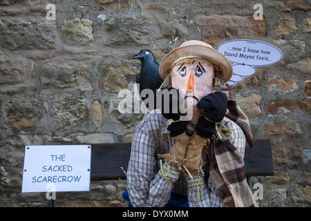 Wray, Lancaster, UK 26 avril, 2014. "L'épouvantail licenciés' au Festival qui a ouvert ses portes le samedi 26 avril, 2014 pour une série d'événements dont 10 km de course, l'Épouvantail, défilé et fête foraine. Le Festival de l'Épouvantail, fondé en 1995, a lieu chaque année, avec un thème différent dans la semaine qui précède le jour de mai quand il y a une foire. Au cours de la semaine il y a des rafraîchissements servis tous les jours dans la salle des fêtes et un défilé des géants. Les villageois mis en place 'Hero's & Villains' épouvantails à l'extérieur de la maison cette année. Banque D'Images