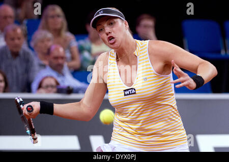 Stuttgart, Allemagne. Apr 25, 2014. Alisa Kleybanova de Russie renvoie la balle à Jankovic de Serbie au cours de la demi-finale match du tournoi de tennis WTA à Stuttgart, Allemagne, 25 avril 2014. Photo : Sebastian Kahnert/dpa/Alamy Live News Banque D'Images