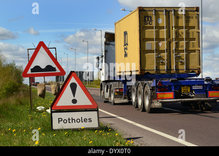 Camion passant-poule avertissement sur road Royaume-Uni Banque D'Images