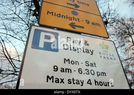 Payer et Afficher road parking sign in London UK Banque D'Images