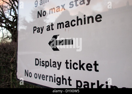 Payer et Afficher road parking sign in London UK Banque D'Images