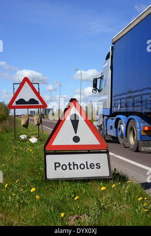 Camion passant-poule avertissement sur road Royaume-Uni Banque D'Images