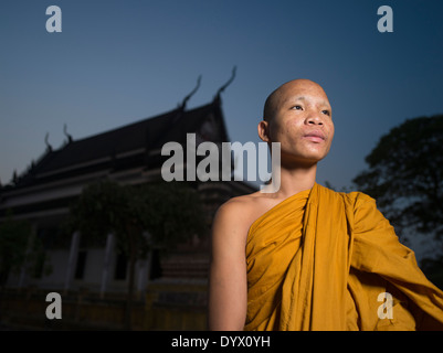 Moine Bouddhiste Cambodgien à Angkor Wat Temple à l'aube, Siem Reap, Cambodge Banque D'Images
