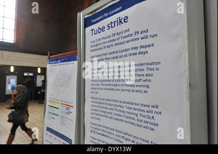 Station Turnpike Lane, Londres, Royaume-Uni. 26 avril 2014. Dans un avis d'alerte de la station Turnpike Lane voyageurs des prochaines semaines 48h grève du tube. Crédit : Matthieu Chattle/Alamy Live News Banque D'Images