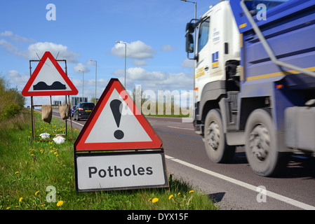 Camion passant-poule avertissement sur road Royaume-Uni Banque D'Images