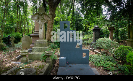 Tombes anciennes et modernes au Cimetière de Highgate, Londres. Banque D'Images