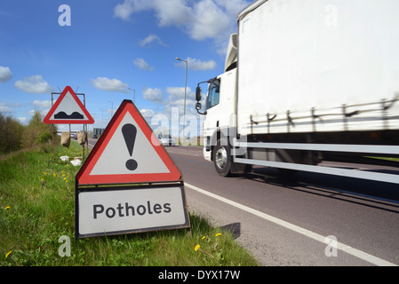 Camion passant-poule avertissement sur road Royaume-Uni Banque D'Images