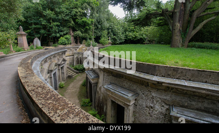 Catacombes au Cimetière de Highgate, Londres. Banque D'Images