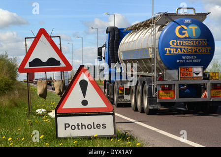 Camion passant-poule avertissement sur road Royaume-Uni Banque D'Images