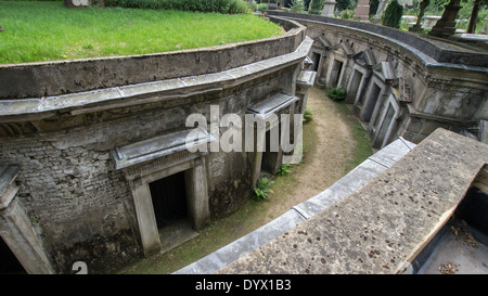 Catacombes au Cimetière de Highgate, Londres. Banque D'Images