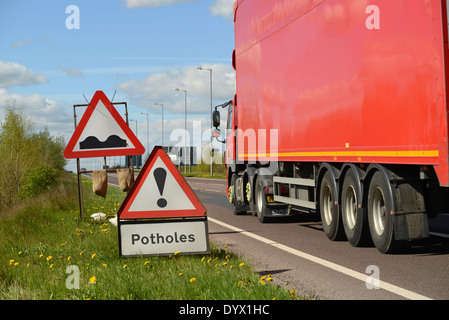 Camion passant-poule avertissement sur road Royaume-Uni Banque D'Images