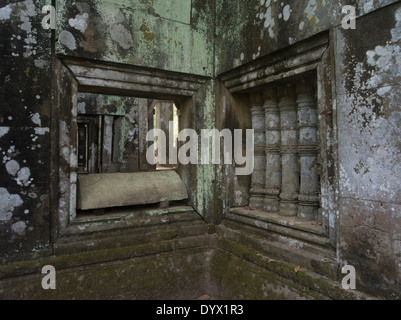 Prasat Thom le principal monument de Koh Ker 127 SW de Siem Reap, Cambodge Banque D'Images