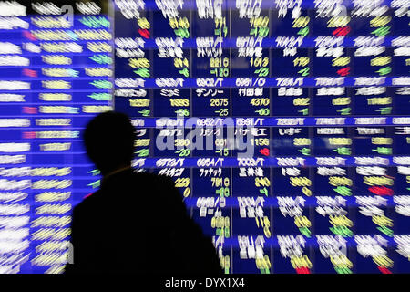 Tokyo, Japon. Apr 25, 2014. Marchés de Tokyo étaient inférieurs mercredi, avec l'indice Nikkei du Japon se terminant en baisse de 1,35  %, en réponse à la faiblesse des revenus de négociation de titres américains et les entreprises qui ne répondent pas aux attentes des analystes. © Hitoshi Yamada/NurPhoto ZUMAPRESS.com/Alamy/Live News Banque D'Images