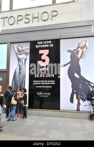 Oxford Street, Londres, Royaume-Uni. 26 avril 2014. Un géant affiche annonce le lancement d'une collection de Kate Moss Topshop dans trois jours. Crédit : Matthieu Chattle/Alamy Live News Banque D'Images