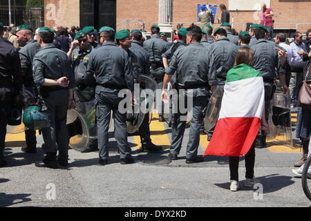 Rome, Italie. 25 avril 2014. Présence policière massive en raison des tensions entre Pro et Pro juif les groupes palestiniens à la libération dans la commémoration du Jour de la place de Porta San Paolo à Rome Italie Crédit : Gari Wyn Williams / Alamy Live News Banque D'Images