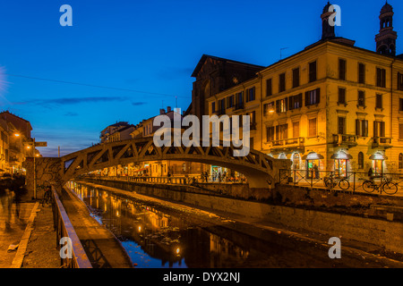 Pont sur canal Naviglio Grande, Milan, Lombardie, Italie Banque D'Images