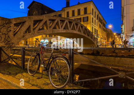 Pont sur canal Naviglio Grande, Milan, Lombardie, Italie Banque D'Images