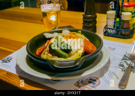 Kaseschnitte, un plat suisse traditionnel servi dans Zermatt, Valais ou Valais, Suisse Banque D'Images