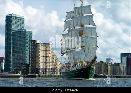 Londres, Royaume-Uni. Apr 26, 2014. École de voile de l'allemand Alexander von Humboldt II navire navigue dans Londres, Allemagne, 26 avril 2014. Le navire se déplace à différents endroits cet été, notamment Londres, Goeteborg et Bruegge. Photo : MAURIZIO GAMBARINI/dpa/Alamy Live News Banque D'Images