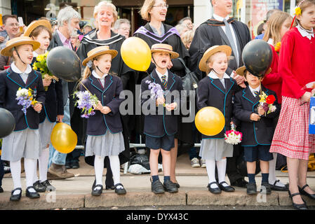 Stratford-upon-Avon, Royaume-Uni 26 avr, 2014 ,. Anniversaire de Shakespeare 2014 - 450e anniversaire de William Shakespeare à Stratford-upon-Avon, Royaume-Uni. Les enfants de l'école avec des ballons crédit : Robert Convery/Alamy Live News Banque D'Images