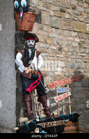 Wray, Lancaster, UK 26 avril, 2014. 'Pirates Des Caraïbes'', papier mâché effigie, à l'épouvantail de l'arrêt Wray Festival qui a ouvert ses portes le samedi 26 avril, 2014 pour une série d'événements dont 10 km de course, l'Épouvantail, défilé et fête foraine. Le Festival de l'Épouvantail, fondé en 1995, a lieu chaque année, avec un thème différent dans la semaine qui précède le jour de mai quand il y a une foire. Au cours de la semaine il y a des rafraîchissements servis tous les jours dans la salle des fêtes et un défilé des géants. Les villageois mis en place 'Hero's & Villains' épouvantails à l'extérieur de la maison cette année. Banque D'Images