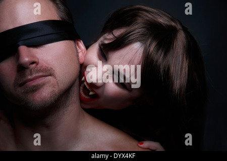 Les morsures de vampire femme homme dans le cou Banque D'Images