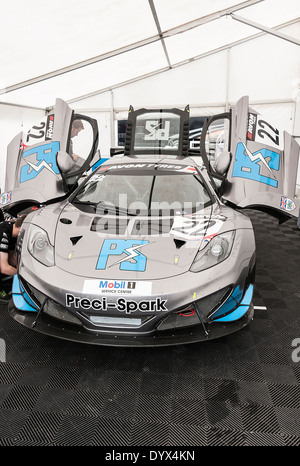 McLaren MP4 12C Sport Voiture de course dans le garage à British GT Championship à Oulton Park Cheshire England Royaume-Uni UK Banque D'Images