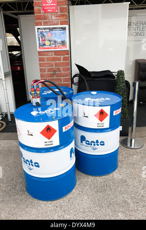 Le plein de carburant de la batterie à l'extérieur de l'équipe de course Bentley Génération Garage à Tarporley Oulton Park Cheshire England Royaume-Uni UK Banque D'Images