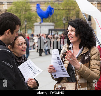 Londres, Royaume-Uni. Apr 26, 2014. Manuela activiste parle de 1960 les activités entreprises par le Royaume-Uni de la direction générale de l'italien "Mouvement cinq étoiles" pendant les "A vous de faire tout le monde savoir day' ('Diciamolo un tutti') à Trafalgar Square, Londres, Royaume-Uni Le samedi 26 avril 2014. La journée a pour but d'examiner en profondeur les récentes lois italiennes et des mesures. Credit : Cecilia Colussi/Alamy Live News Banque D'Images