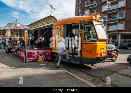 Italie Piémont Turin 26 avril 2014 - 'Torino Jazz Festival ' Tram de la TFJ. Le tramway de TFJ. Du 26 au 30 avril un tramway, mis en scène par le théâtre, s'arrête à deux endroits différents dans la ville. La Lippi Jazz Band se produira dans cet espace, avec un répertoire Dixieland et New Orleans Credit : Realy Easy Star/Alamy Live News Banque D'Images