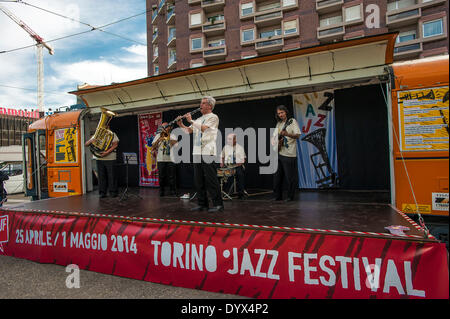 Italie Piémont Turin 26 avril 2014 - 'Torino Jazz Festival ' Tram de la TFJ. Le tramway de TFJ. Du 26 au 30 avril un tramway, mis en scène par le théâtre, s'arrête à deux endroits différents dans la ville. La Lippi Jazz Band se produira dans cet espace, avec un répertoire Dixieland et New Orleans Credit : Realy Easy Star/Alamy Live News Banque D'Images
