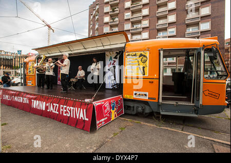 Italie Piémont Turin 26 avril 2014 - 'Torino Jazz Festival ' Tram de la TFJ. Le tramway de TFJ. Du 26 au 30 avril un tramway, mis en scène par le théâtre, s'arrête à deux endroits différents dans la ville. La Lippi Jazz Band se produira dans cet espace, avec un répertoire Dixieland et New Orleans Credit : Realy Easy Star/Alamy Live News Banque D'Images