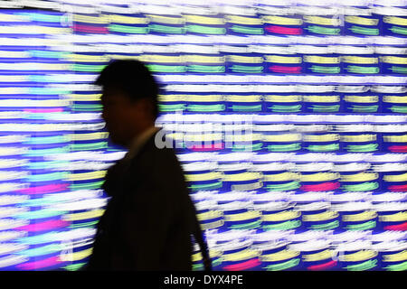 Tokyo, Japon. Apr 25, 2014. Marchés de Tokyo étaient inférieurs mercredi, avec l'indice Nikkei du Japon se terminant en baisse de 1,35  %, en réponse à la faiblesse des revenus de négociation de titres américains et les entreprises qui ne répondent pas aux attentes des analystes. © Hitoshi Yamada/NurPhoto ZUMAPRESS.com/Alamy/Live News Banque D'Images