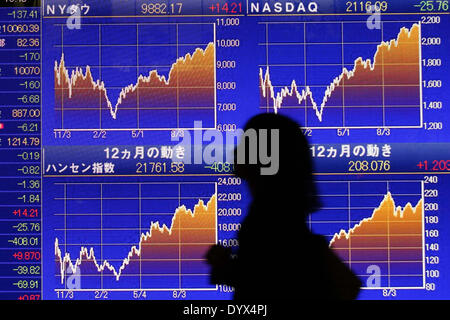 Tokyo, Japon. Apr 25, 2014. Marchés de Tokyo étaient inférieurs mercredi, avec l'indice Nikkei du Japon se terminant en baisse de 1,35  %, en réponse à la faiblesse des revenus de négociation de titres américains et les entreprises qui ne répondent pas aux attentes des analystes. © Hitoshi Yamada/NurPhoto ZUMAPRESS.com/Alamy/Live News Banque D'Images