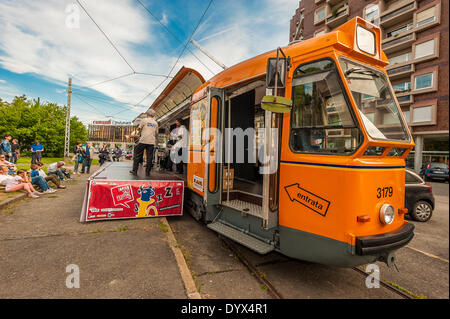 Italie Piémont Turin 26 avril 2014 - 'Torino Jazz Festival ' Tram de la TFJ. Le tramway de TFJ. Du 26 au 30 avril un tramway, mis en scène par le théâtre, s'arrête à deux endroits différents dans la ville. La Lippi Jazz Band se produira dans cet espace, avec un répertoire Dixieland et New Orleans Credit : Realy Easy Star/Alamy Live News Banque D'Images