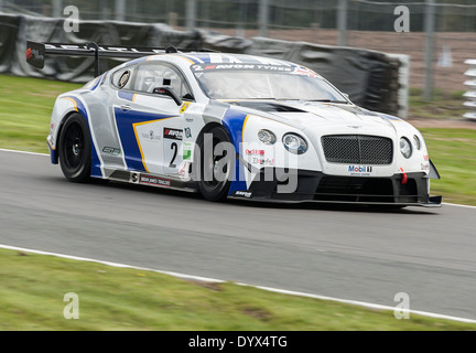 Bentley Continental GT3 voiture de course Saloon en British GT Championship à Oulton Park Motor Racing Circuit Cheshire England UK Banque D'Images