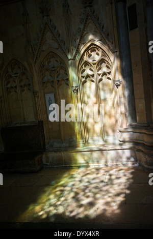 Un reflet de lumière d'un vitrail dans l'intérieur de la cathédrale de Lincoln, Lincolnshire England UK Banque D'Images