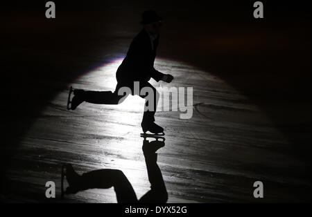 Chemnitz, Allemagne. Apr 26, 2014. La patineuse artistique allemand Stefan Lindemann effectue lors de la première de la figure spectacle de patinage sur glace 'Imagine' à Chemnitz, Allemagne, 26 avril 2014. Photo : JAN WOITAS/dpa/Alamy Live News Banque D'Images