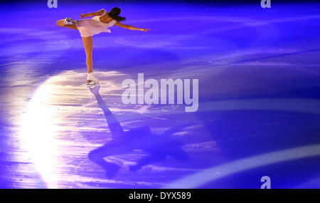 Chemnitz, Allemagne. Apr 26, 2014. La patineuse artistique suisse Sarah Meier effectue lors de la première de la figure spectacle de patinage sur glace 'Imagine' à Chemnitz, Allemagne, 26 avril 2014. Photo : JAN WOITAS/dpa/Alamy Live News Banque D'Images